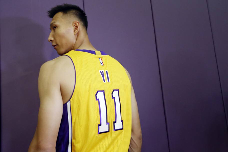 Yi Jianlian, lungo cinese che torna in NBA dopo 4 anni di assenza, si  presentato alla struttura di allenamento dei Lakers per provare la sua nuova numero 11 gialloviola. La sua presenza non  passata inosservata: El Segundo, dove i Lakers hanno il centro di allenamento,  stata invasa dai giornalisti (fotogallery Ap)